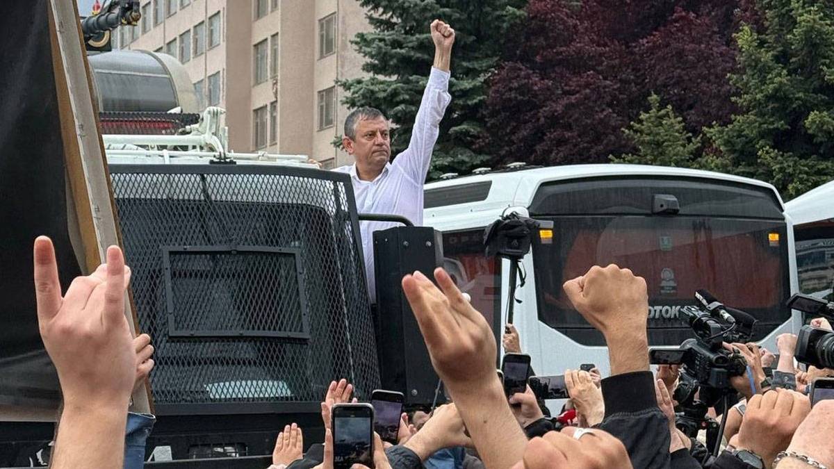 Özel yarın İzmir’e gidiyor: CHP’den Cumhuriyet Meydanı’na çağrı