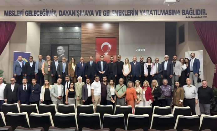 Yapay Zeka, Mersin Yapay Zeka Zirvesi, Mersin Yapay Zeka Paneli, Yapay Zeka ve Dijital Dönüşüm, Dijital Dönüşüm, İş Dünyasında Yapay Zeka, Yapay Zeka ve İş Dünyası, Yapay Zeka Zirvesi, Yapay Zeka Etkinliği, Geleceğin Meslekleri, Yapay Zeka Çağı, Yapay Zeka Devrimi, Yapay Zekanın Geleceği, Yapay Zeka ve Ekonomi, Teknoloji ve Ekonomi, İş Dünyasının Geleceği, Yapay Zeka İşsizliği, Beceri Krizi, Yapay Zeka Okuryazarlığı, Dijitalleşme, Teknolojik Dönüşüm, Sanayi 5.0, Endüstri 5.0, Veri Yeni Petroldür, Veri Ekonomisi, Büyük Veri, Makine Öğrenmesi, Üretken Yapay Zeka, Yapay Zeka Eğitimi, Robotik ve Otomasyon, Geleceğin Teknolojileri, Geleceğin İş Gücü, Dijital Gelecek, İş Gücü Dönüşümü, Mesleklerin Geleceği, Yapay Zeka ve İstihdam, Yapay Zeka Yatırımları, Türkiye’de Yapay Zeka, Yapay Zeka Türkiye, Türkiye Yapay Zeka Yarışı, Teknoloji Etkinliği, İş Dünyası Zirvesi, Mersin İş Dünyası, Mersin Teknoloji Etkinliği, ÇUGİDER, Mersin SMMMO, Mali Müşavirler Odası, Dünya Ekonomik Forumu, Yapay Zeka Uzmanı, Özgün Serhat Gündeş, Özgün Serhat Gündeş Yapay Zeka, Teknoloji Yazarı, Teknoloji Enerji Ekonomi,