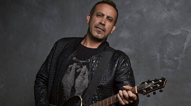 Haluk Levent konser sırasında rahatsızlandı