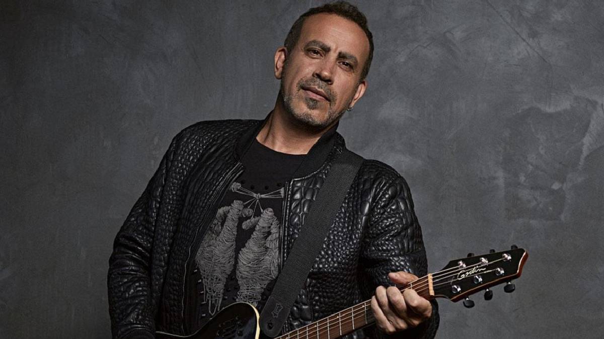 Haluk Levent konser sırasında rahatsızlandı