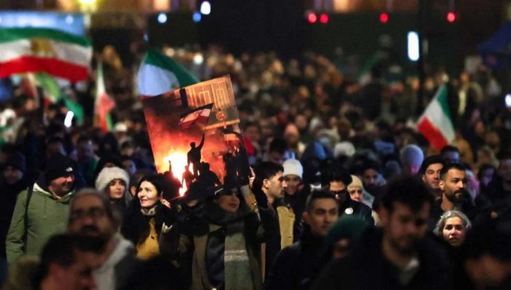 İran’da protesto davalarında yargılanan 2 kişi halka açık alanda idam edildi