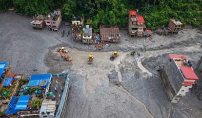 Nepal’de yerleşim yerleri çamur ve enkaz altında…