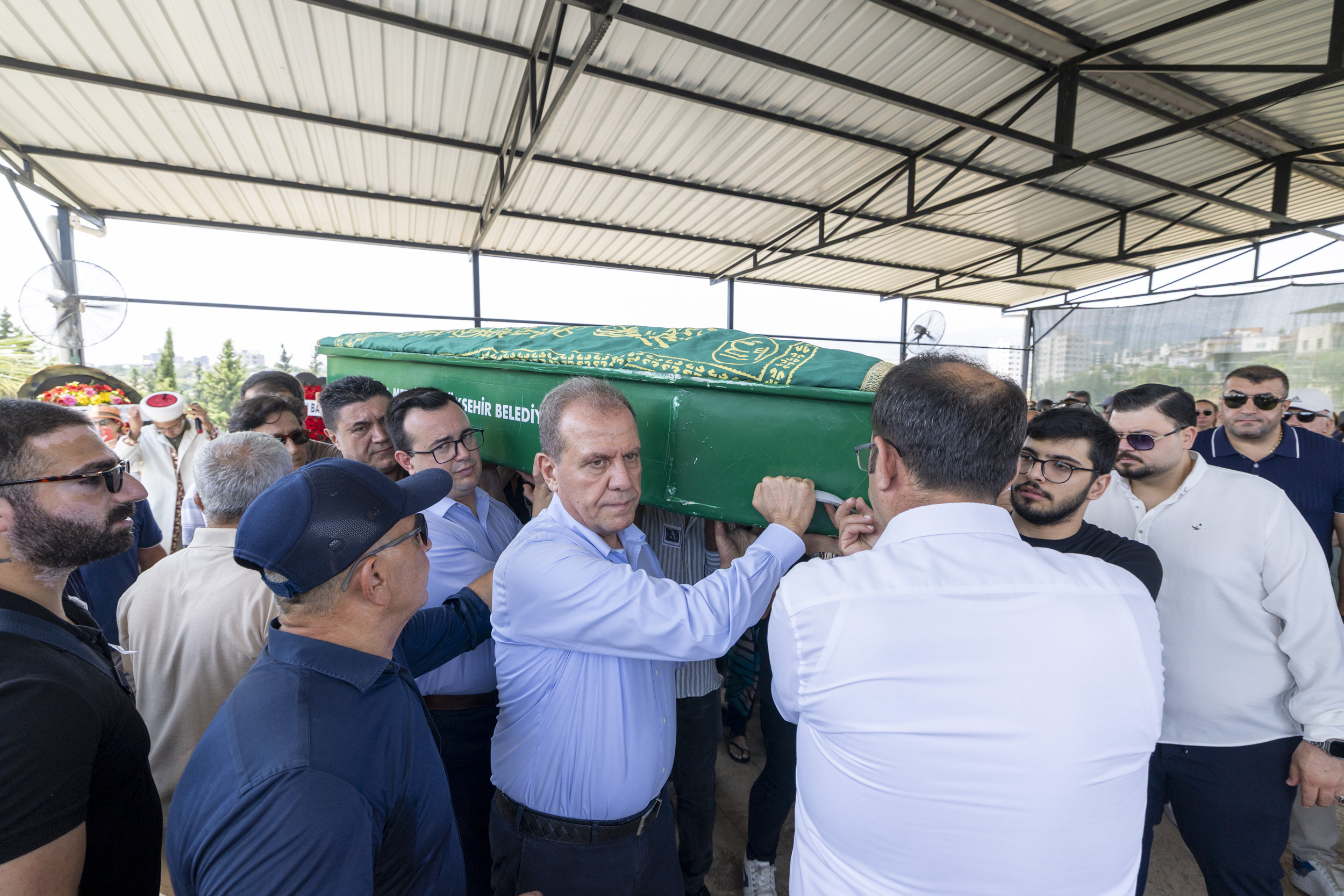 Başkan Seçer İle Meral Seçer, Gazeteci Duygu Öksüz Canova’yı Son Yolculuğuna Uğurladı