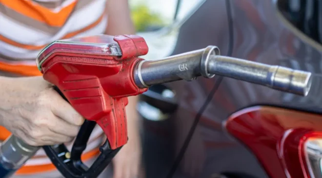 Akaryakıt fiyatlarına rekor zam: Motorin 90, benzin 80 liraya dayandı