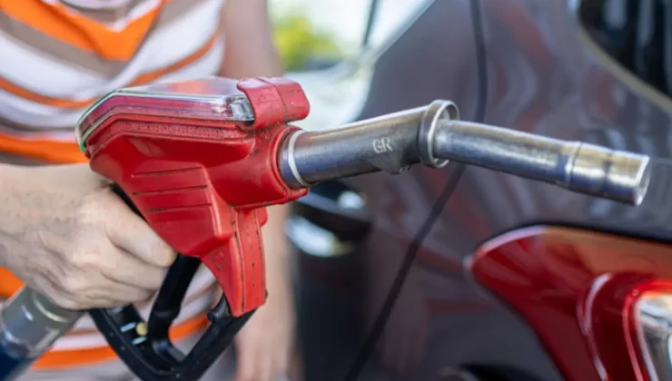 Akaryakıt fiyatlarına rekor zam: Motorin 90, benzin 80 liraya dayandı