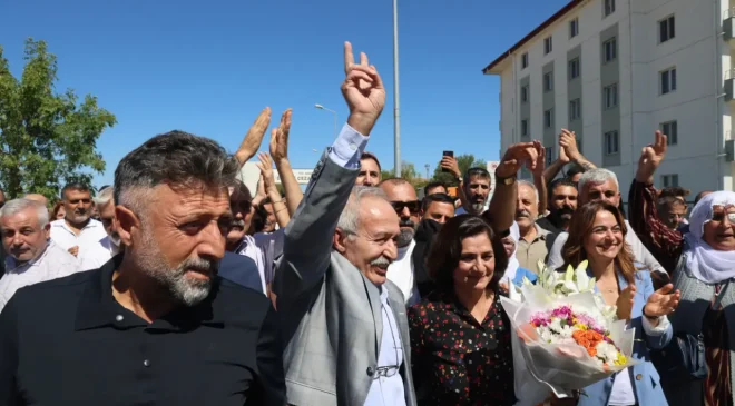 Selçuk Mızraklı tahliye edildi: ‘Kısa zamanda Selahattin Demirtaş’ı almak için buraya dönmek istiyorum’