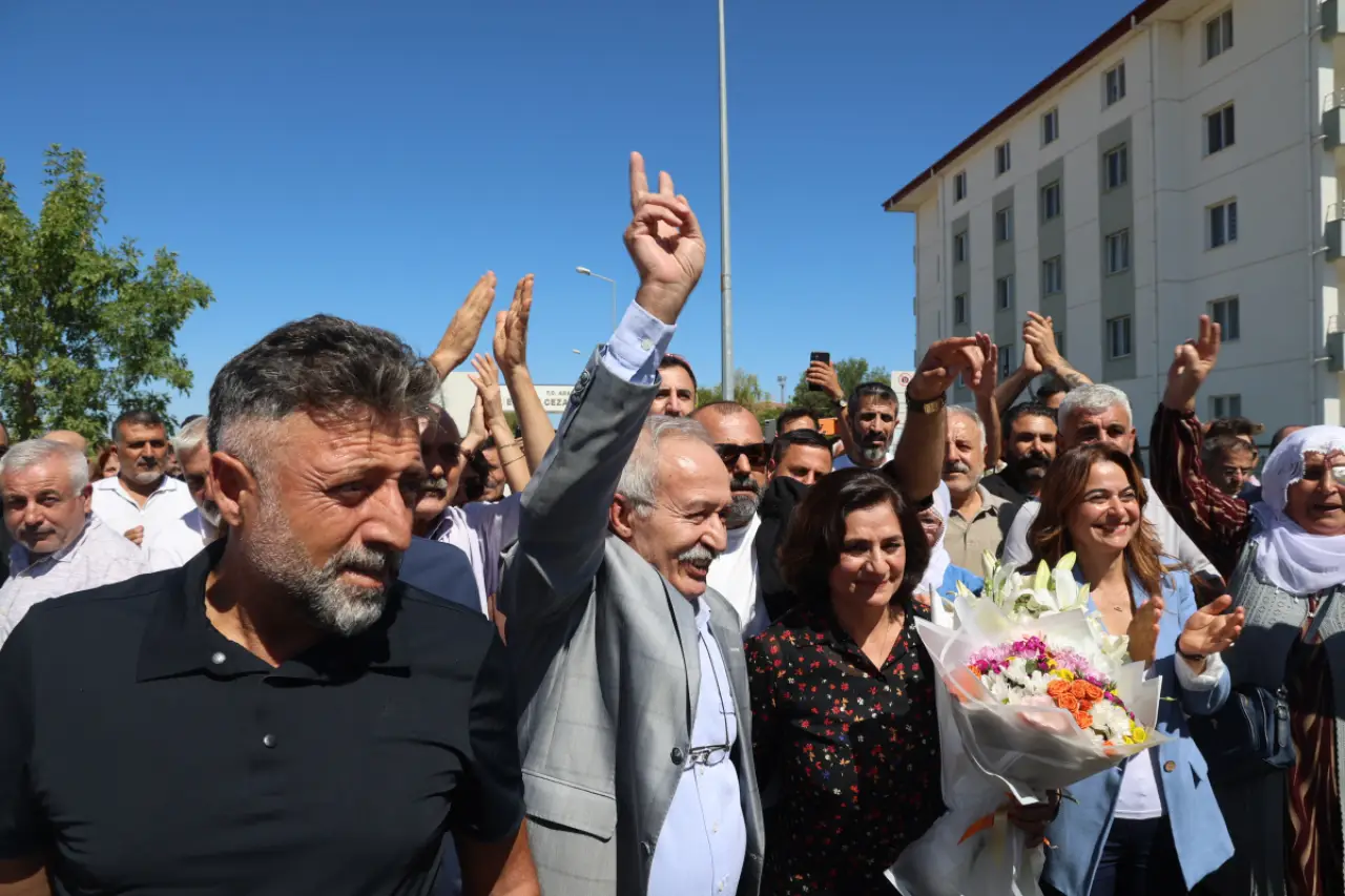 Selçuk Mızraklı tahliye edildi: ‘Kısa zamanda Selahattin Demirtaş’ı almak için buraya dönmek istiyorum’
