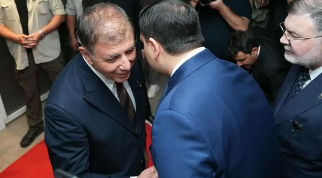 Cemil Tugay,  AK Partili Eyyüp Kadir İnan’ı kapıda karşıladı