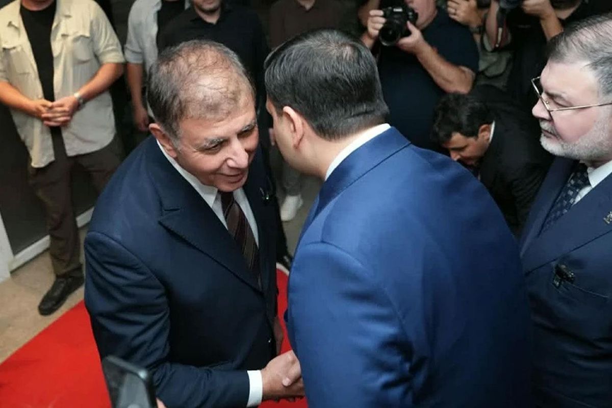 Cemil Tugay,  AK Partili Eyyüp Kadir İnan’ı kapıda karşıladı