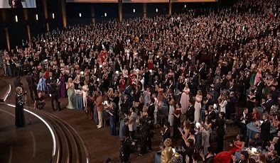 Emmy’de Matthew Rhys aynı gece iki başrol ödülü kazanan ilk isim oldu