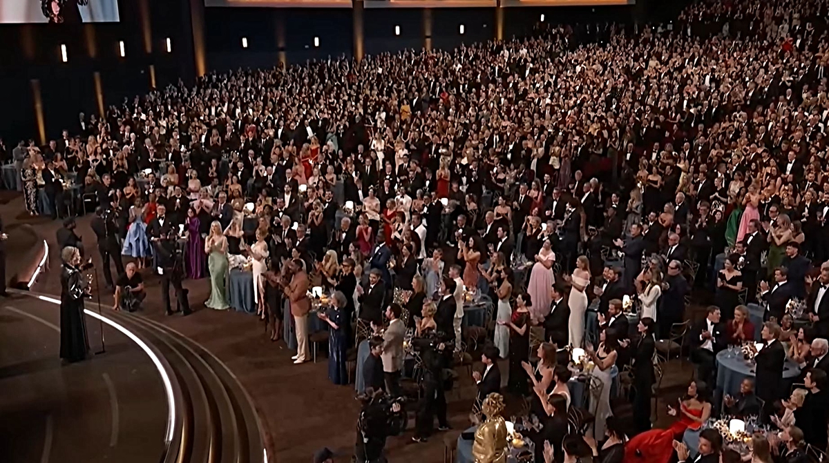 Emmy’de Matthew Rhys aynı gece iki başrol ödülü kazanan ilk isim oldu