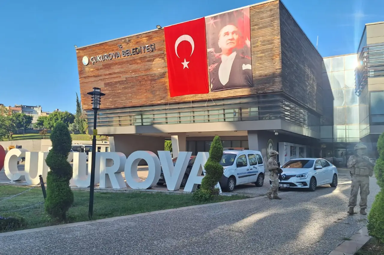 Adana’da Çukurova Belediyesine operasyon: Başkan Emrah Kozay dahil 44 kişi gözaltında